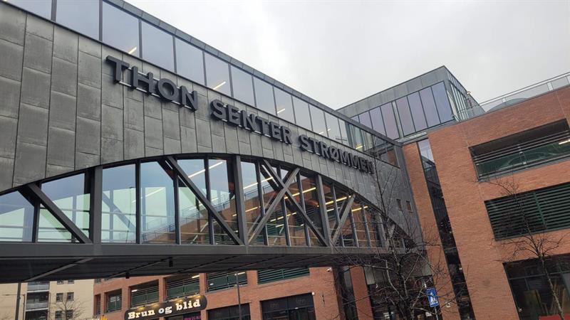 Fasade med Thon Senter Strømmem logo på gangbro