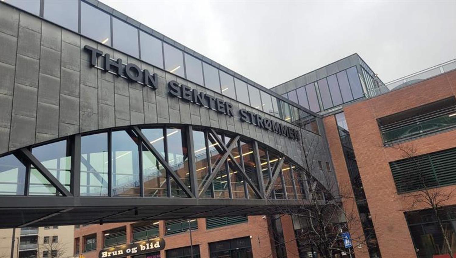 Fasade med Thon Senter Strømmem logo på gangbro