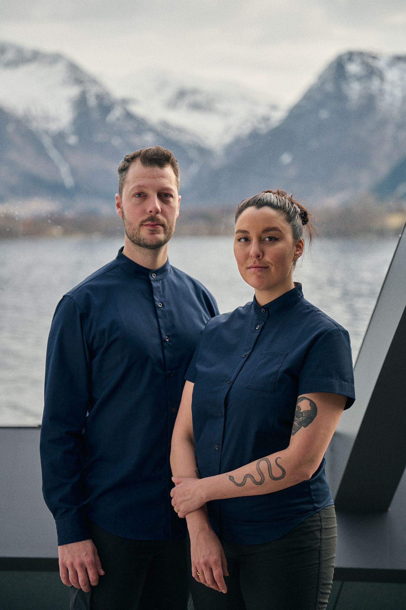 Portrettbilde av en mannlig og en kvinnelig kokk