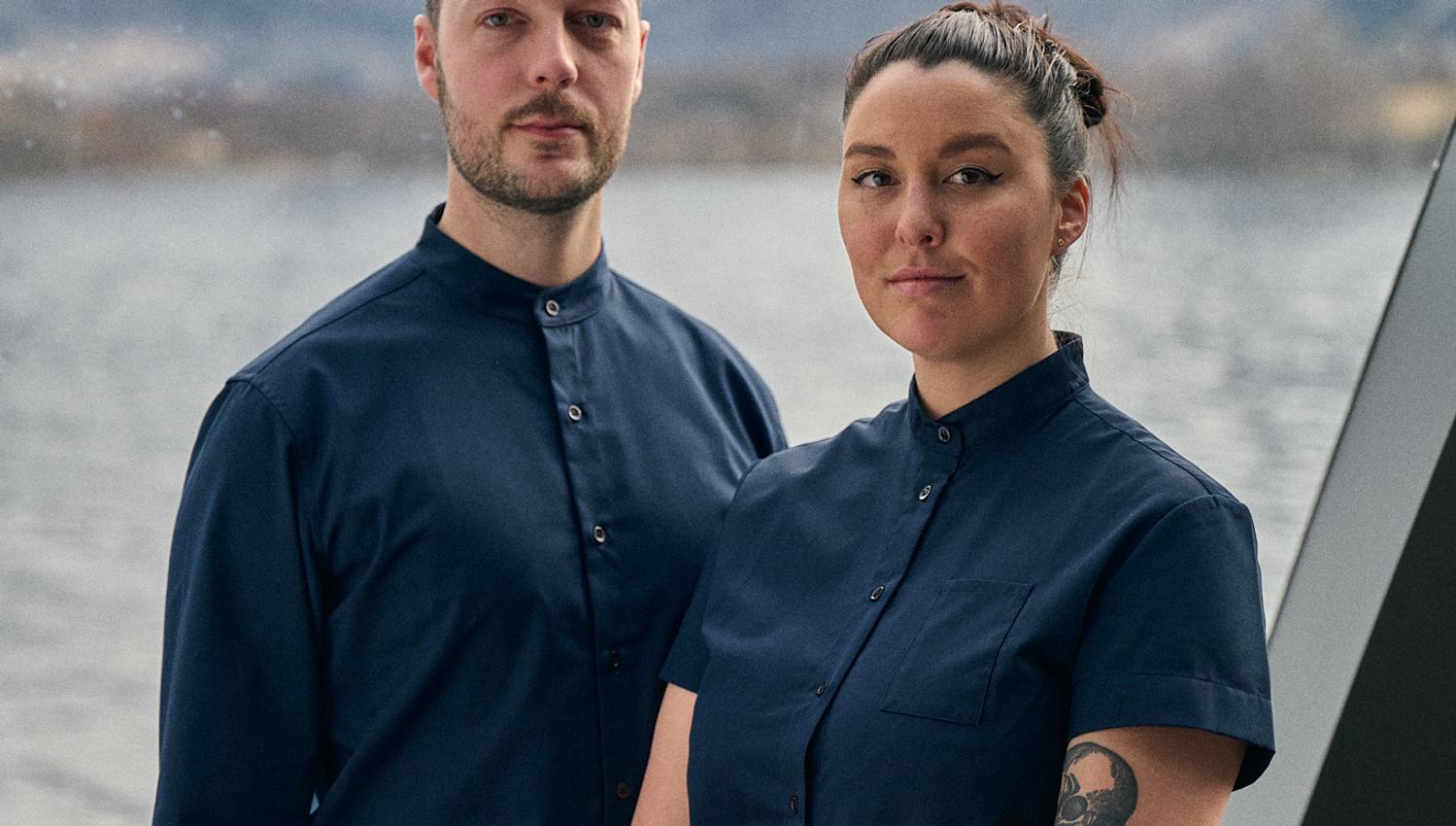 Portrettbilde av en mannlig og en kvinnelig kokk
