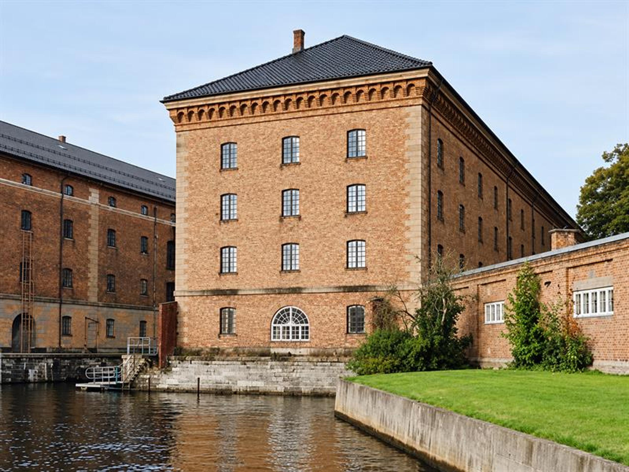 Marinemuseets historiske murbygning på Karljohansvern i Horten, sett fra kanalen.