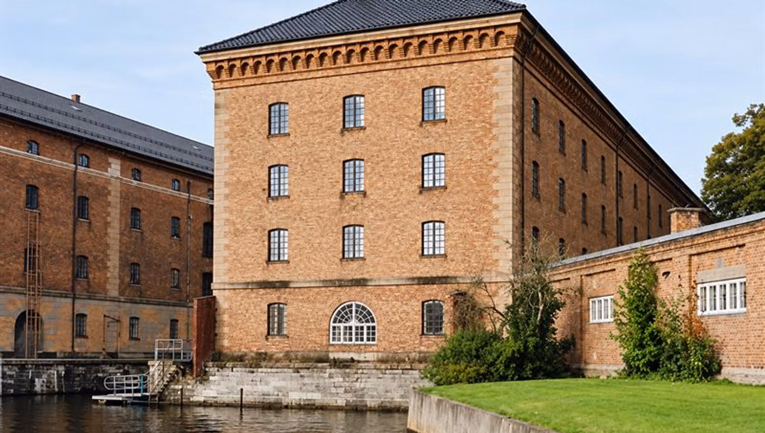 Marinemuseets historiske murbygning på Karljohansvern i Horten, sett fra kanalen.