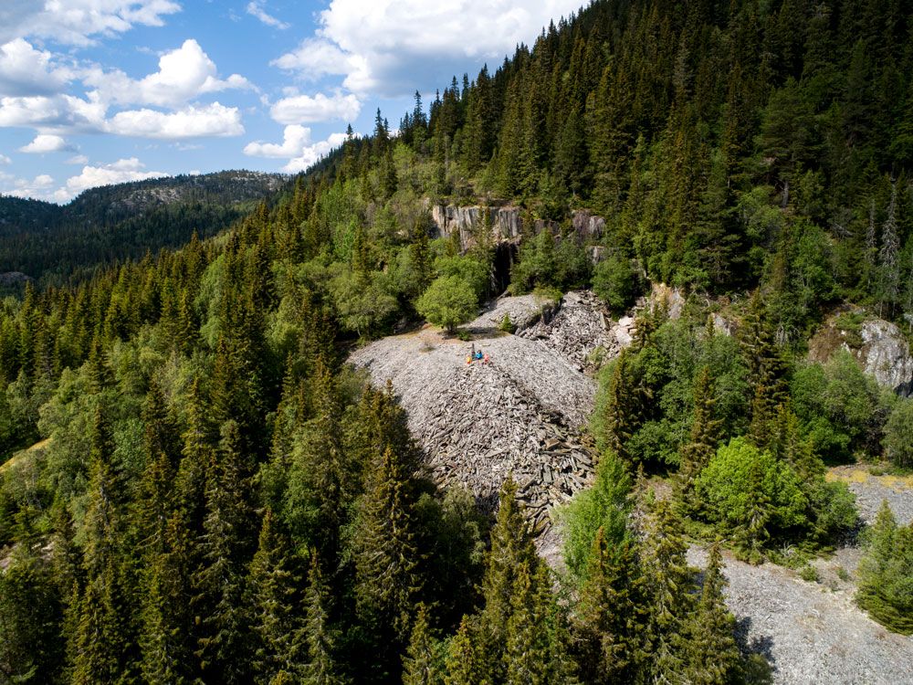 dronebilde av brynesteinsbruddet på Dalen