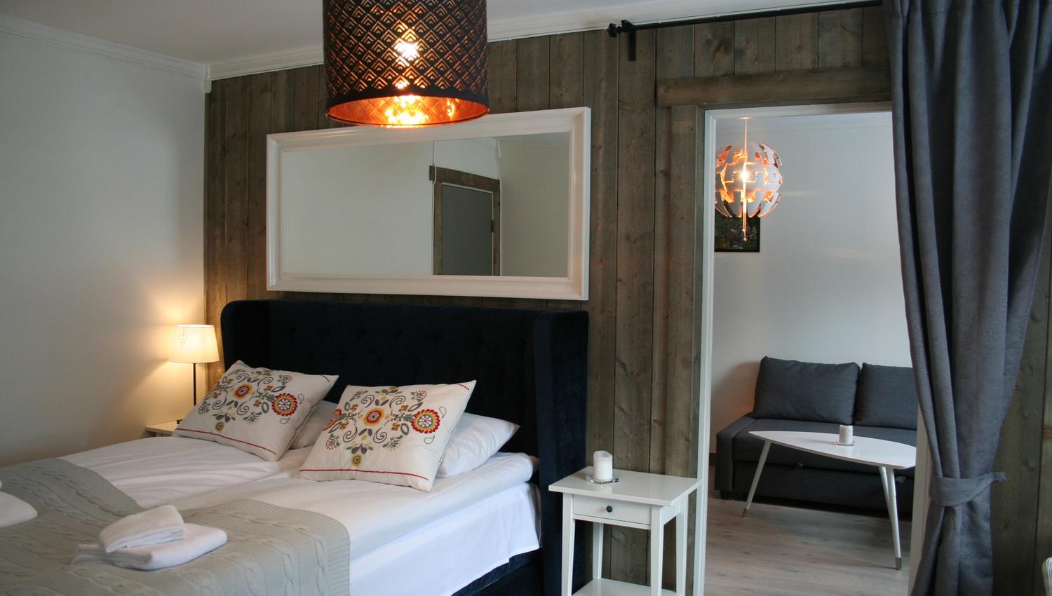 Modern and inviting room at Kvamseter Lodge in Hardanger, featuring a double bed and private sitting area.