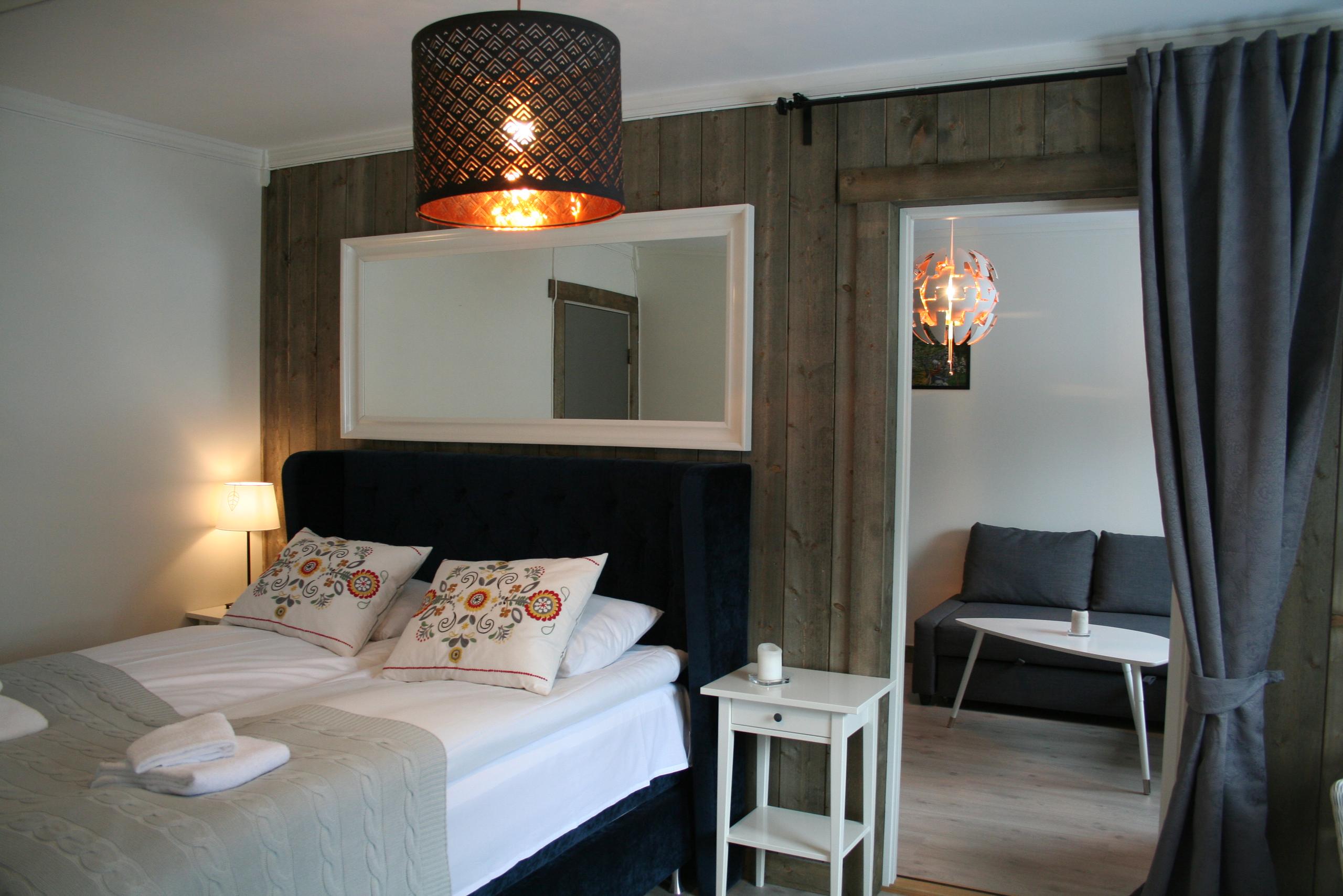 Modern and inviting room at Kvamseter Lodge in Hardanger, featuring a double bed and private sitting area.