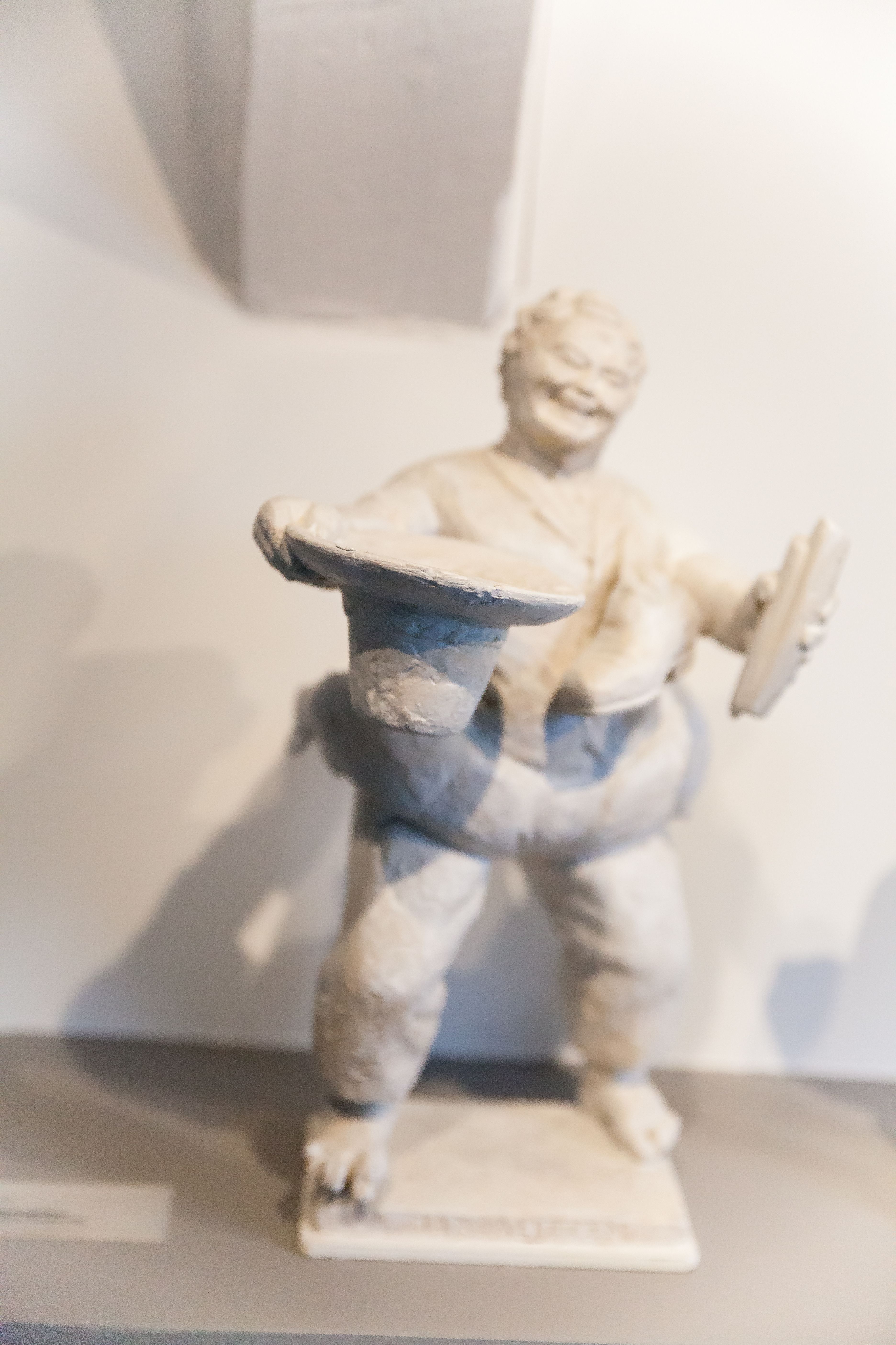 Sigurd Nomes Skulptursamling, mann med hatt i hånda