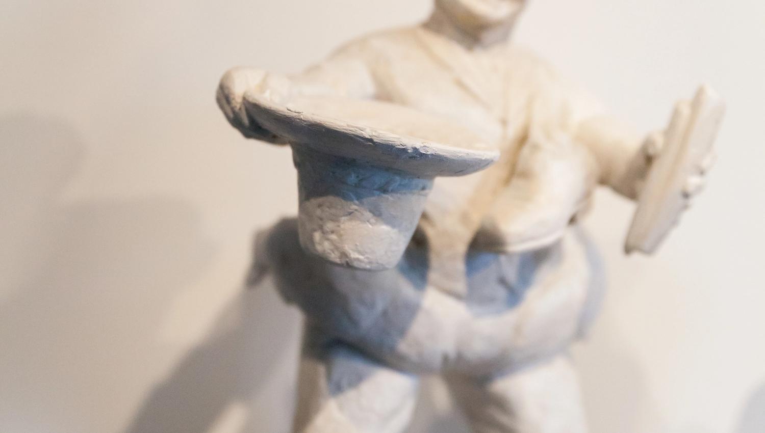 Sigurd Nomes Skulptursamling, mann med hatt i hånda