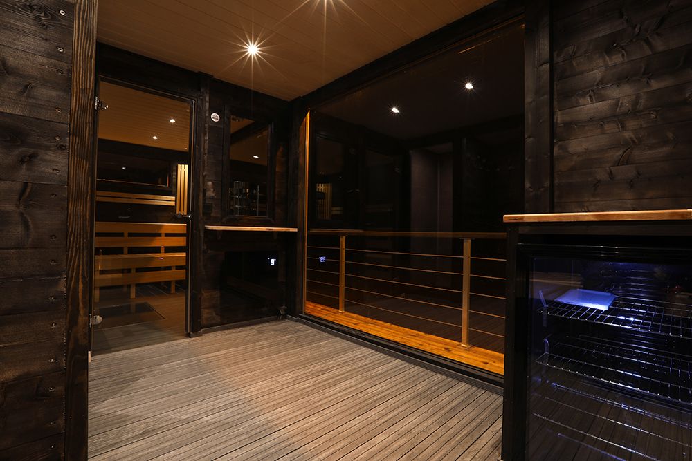 living room with refrigerator on the sauna boat Melvin in Porsgrunn 