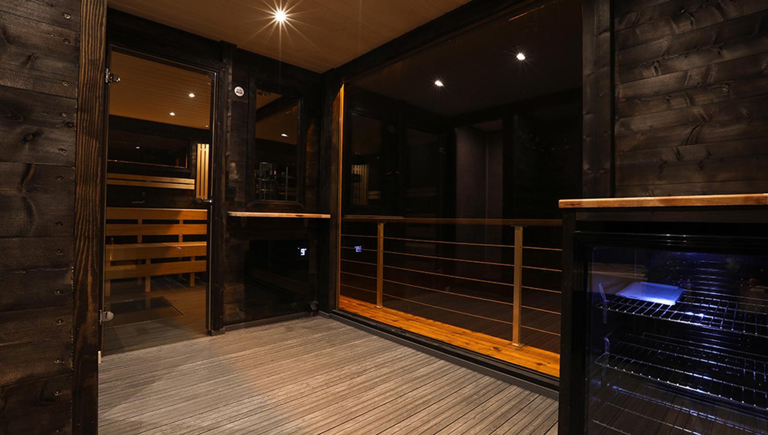 living room with refrigerator on the sauna boat Melvin in Porsgrunn