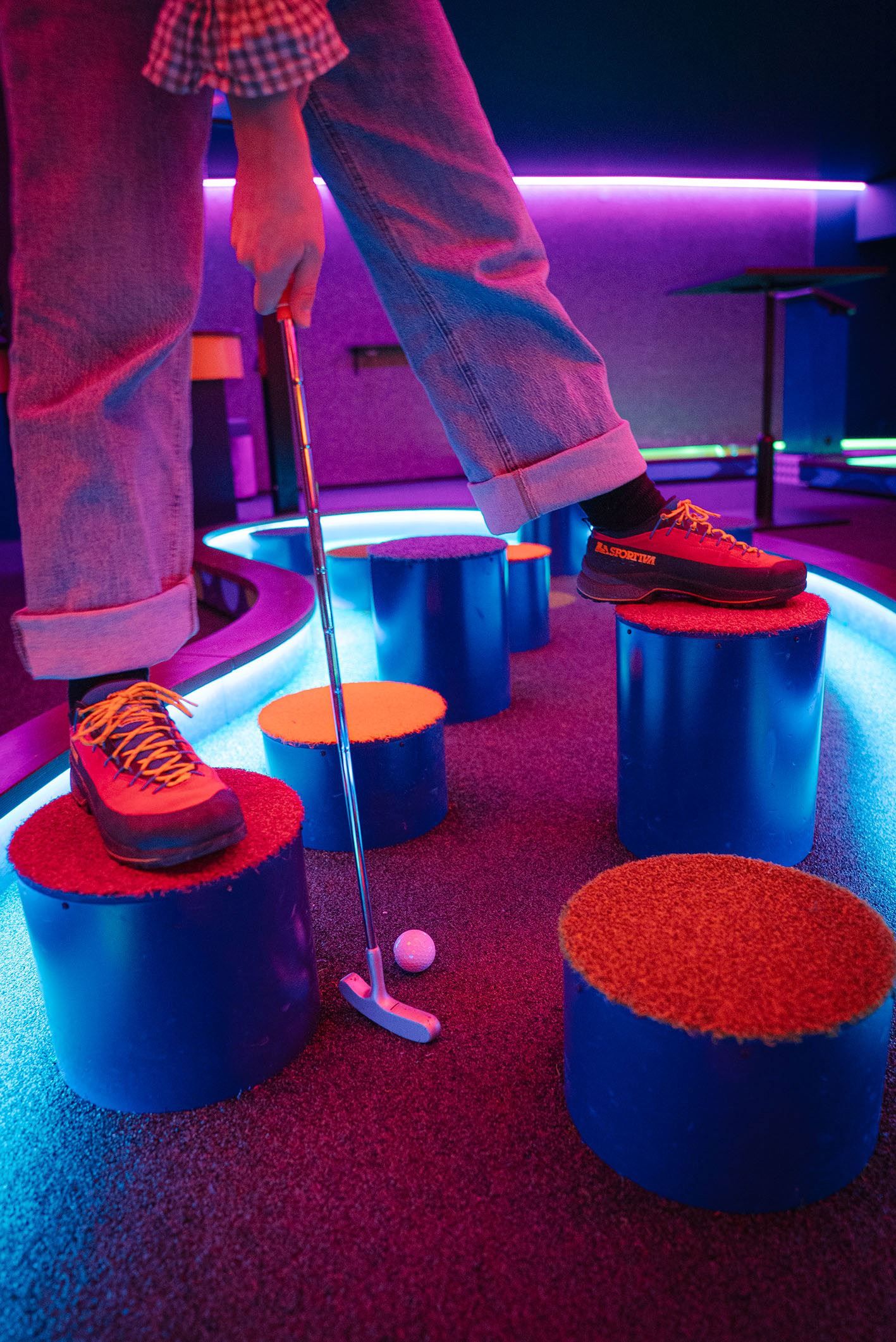 Guest playing mini golf at EPIC Tromsø.