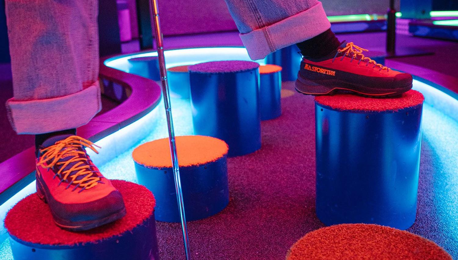Guest playing mini golf at EPIC Tromsø.