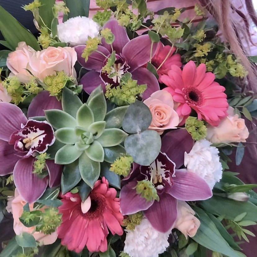 A beautiful bouquet of flowers in shades of pink