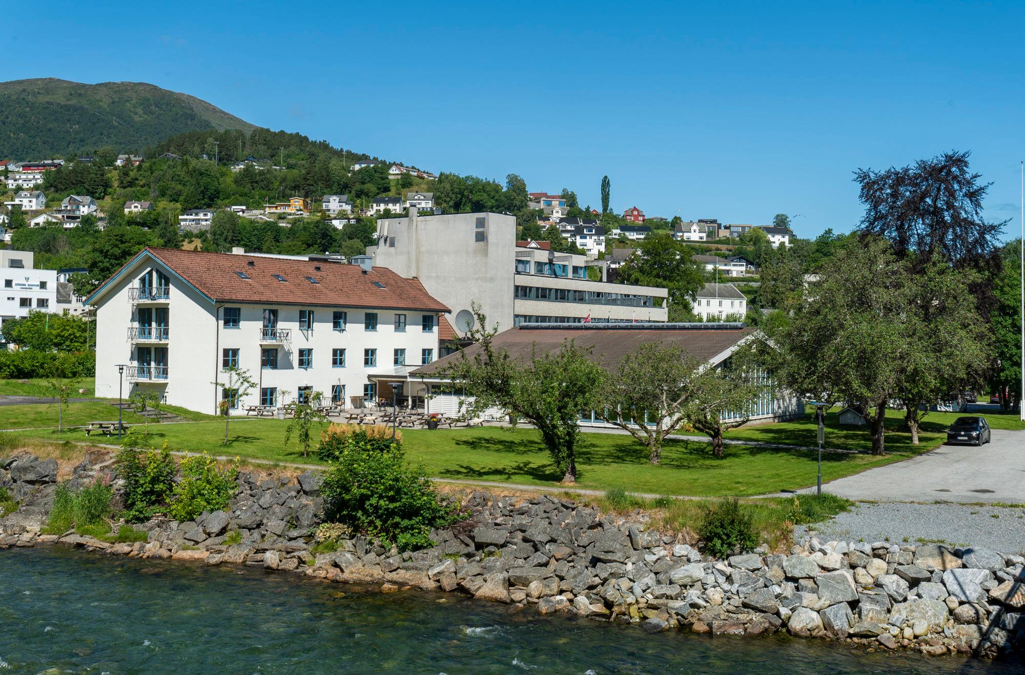Dreges Hotel by the Stranda river