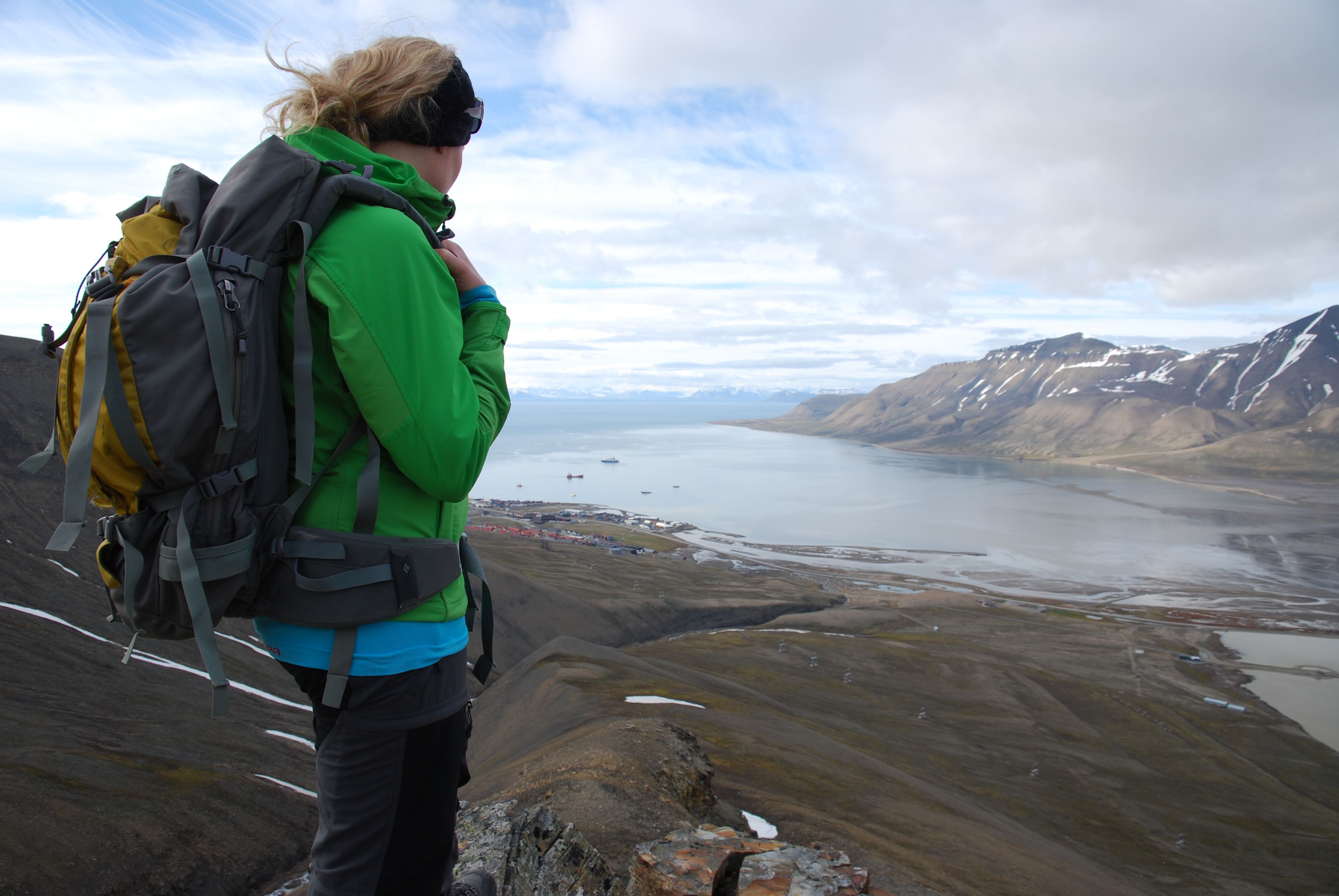 Person ser ut over Adventfjorden fra utsiktspunktet på toppen