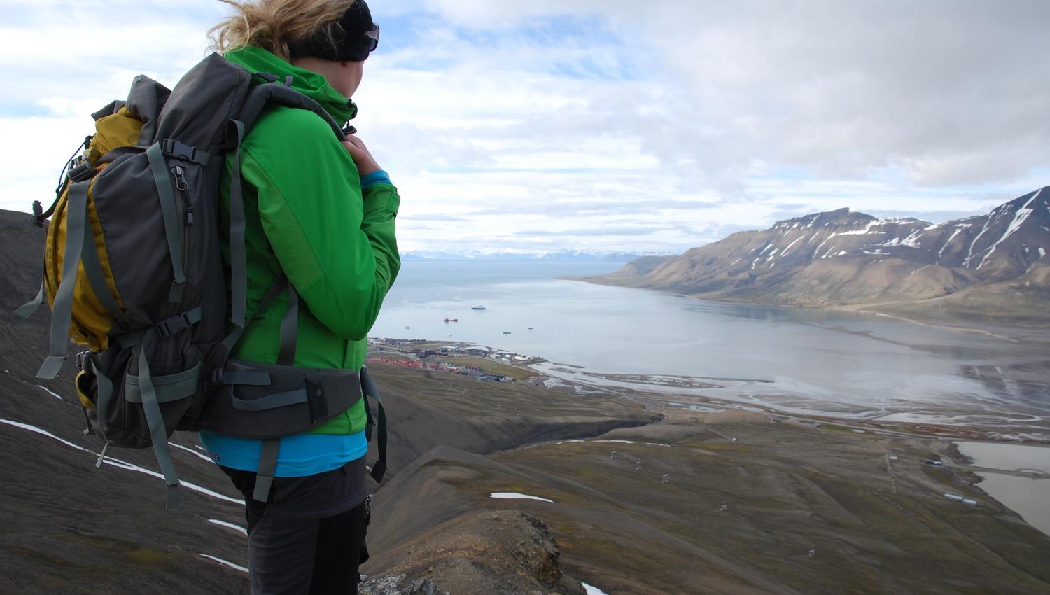 Person ser ut over Adventfjorden fra utsiktspunktet på toppen