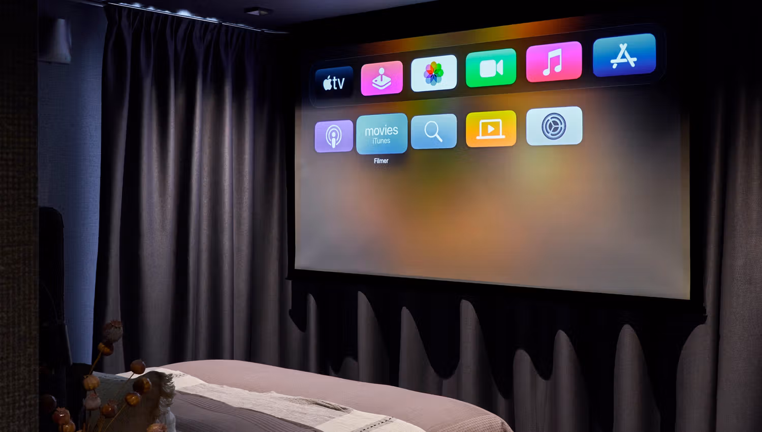 Apple TV og prosjektor med lerret