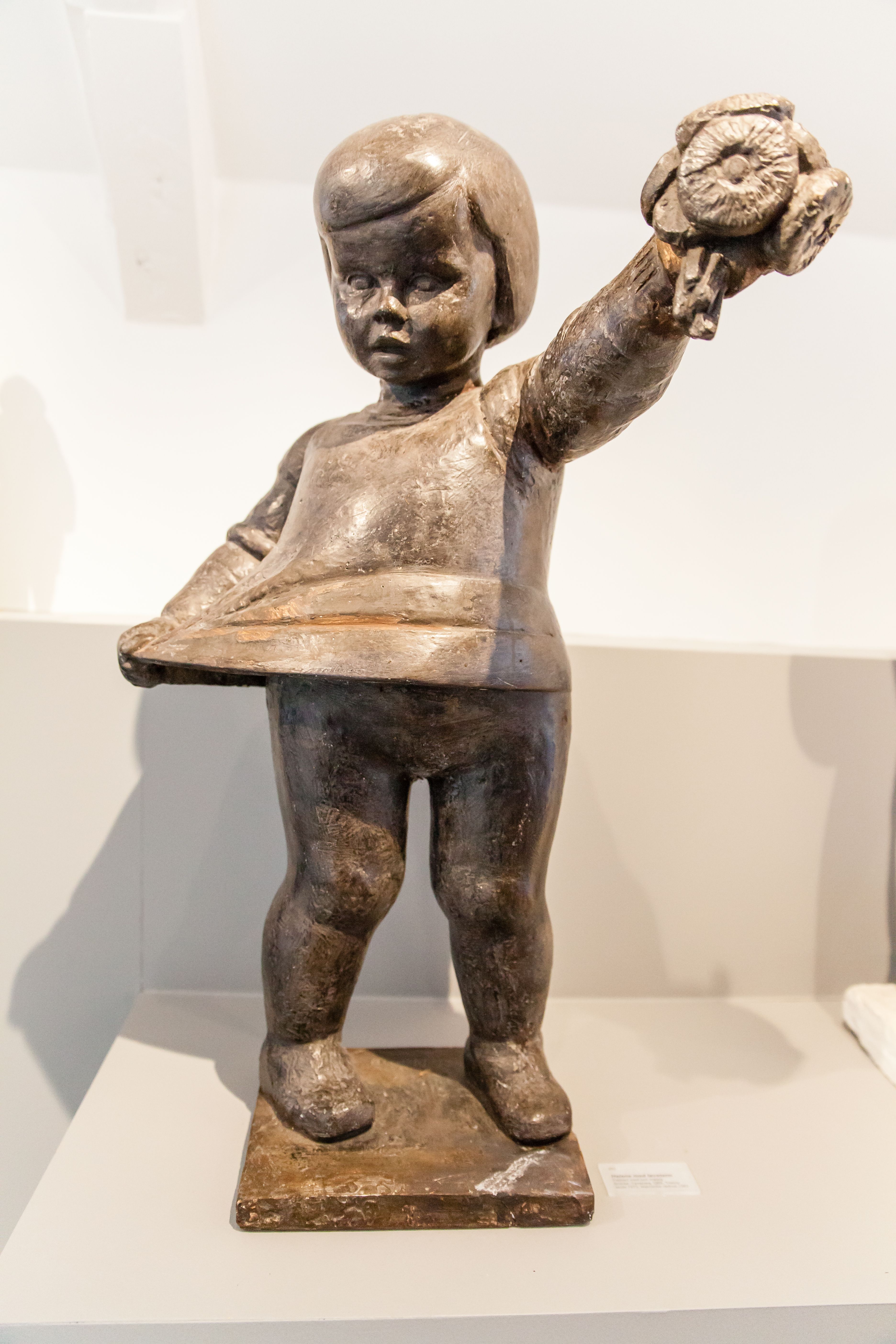 Sigurd Nomes Skulptursamling, barn med blomsterbukett