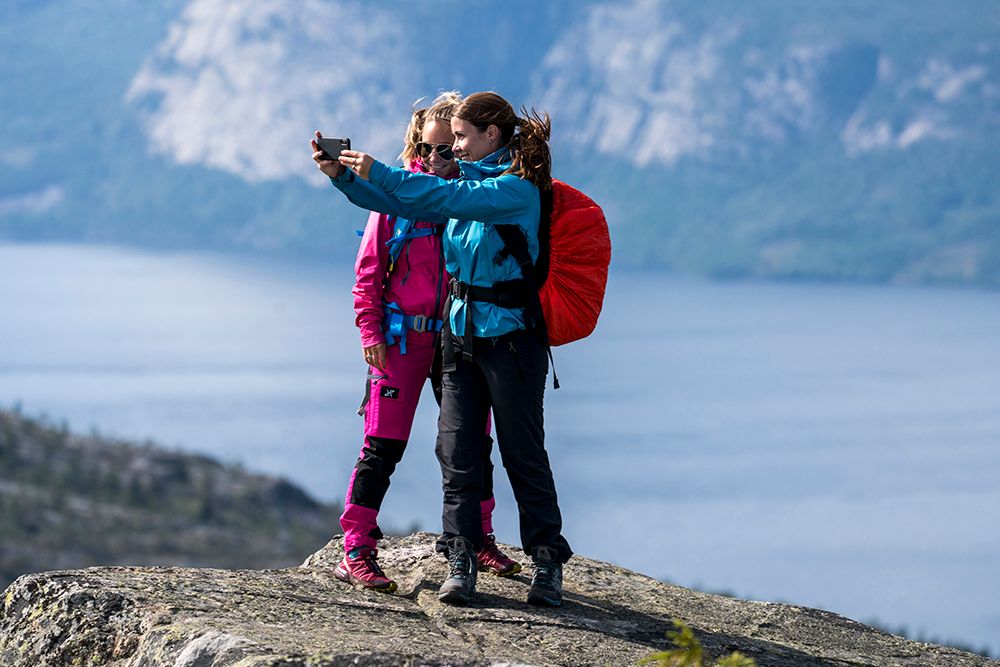 2 ladies take selfies on a hike to Venelifjell in Vrådal 