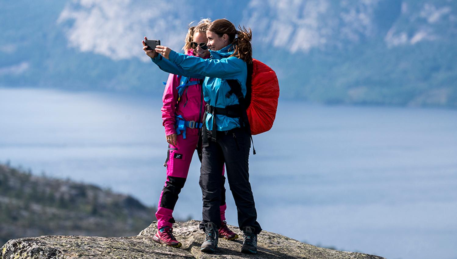 2 ladies take selfies on a hike to Venelifjell in Vrådal