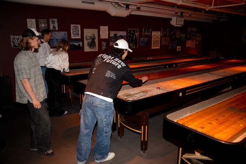 En gjeng som spiller shuffleboard