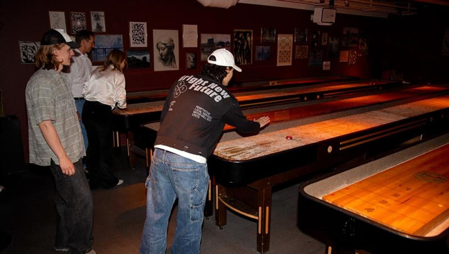 En gjeng som spiller shuffleboard