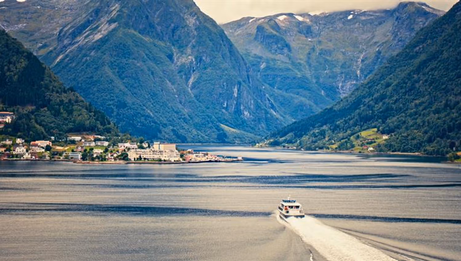 Fjordcruise inn mot Balestrand