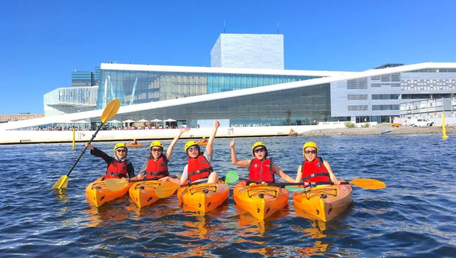 Fem kajakkpadlere foran Operaen.