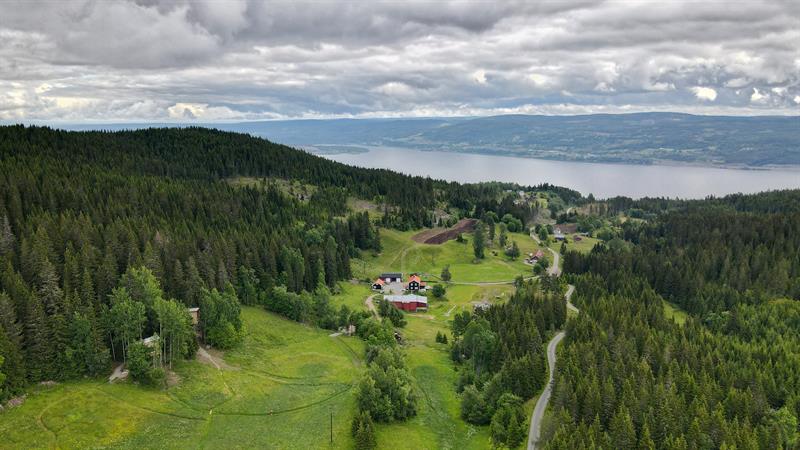 Eidsvoll tretopphytter dronebildee med oversikt over Mjøsa og landskapett