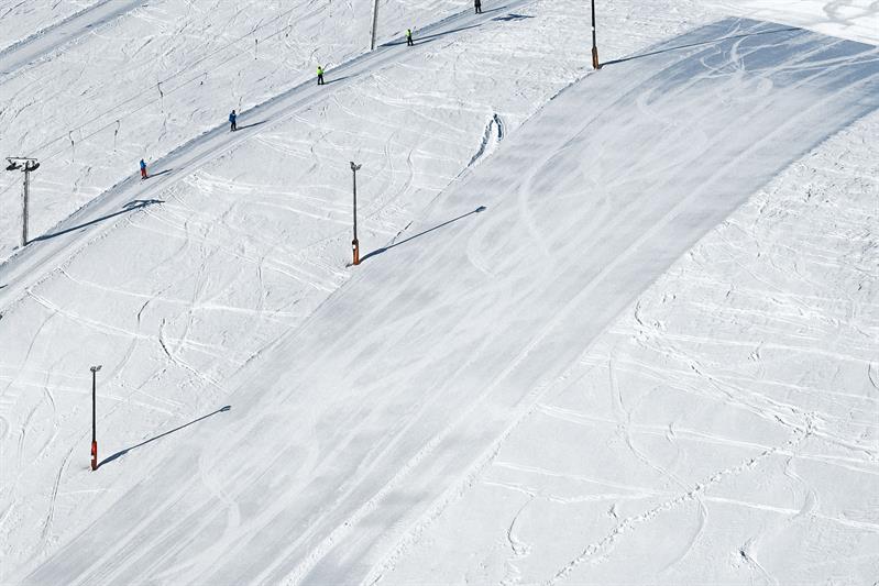 Skilifte und ruhige Pisten im Røldal Skigebiet mit Spuren des Tagesbetriebs.