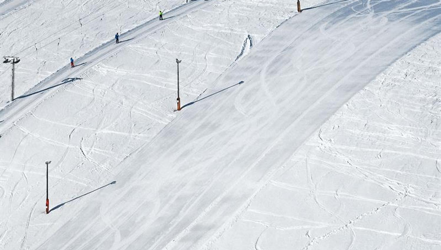 Skilifte und ruhige Pisten im Røldal Skigebiet mit Spuren des Tagesbetriebs.