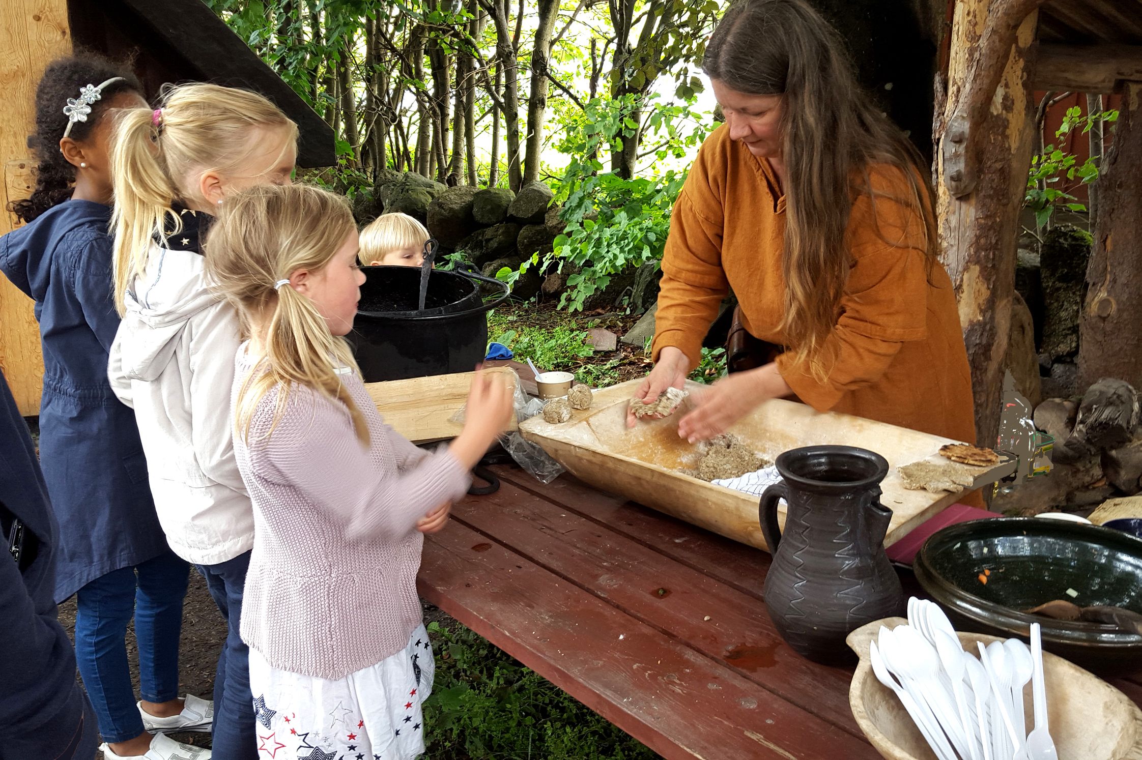 Her bakes det brød slik vikingene gjorde det