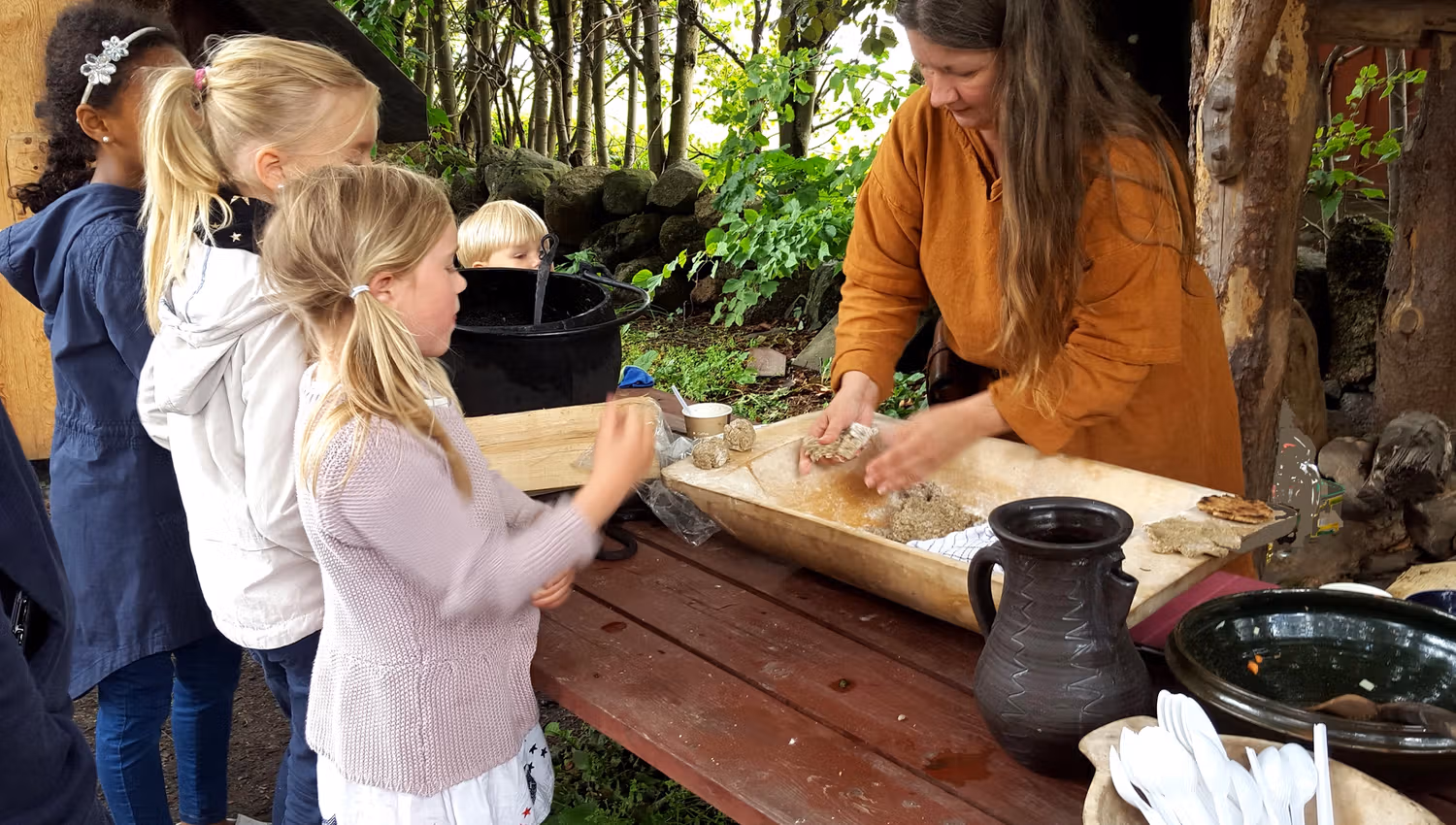 Her bakes det brød slik vikingene gjorde det