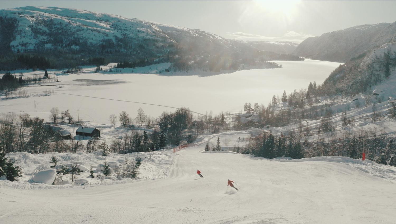 Skifører med fjellen som font , ljoslandskisenter, vinter