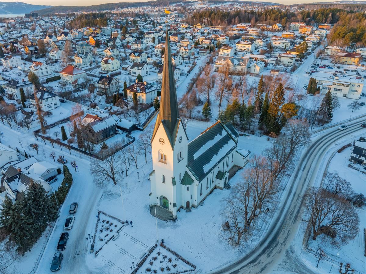 Dronebildet av Hamar domkirke vinter.