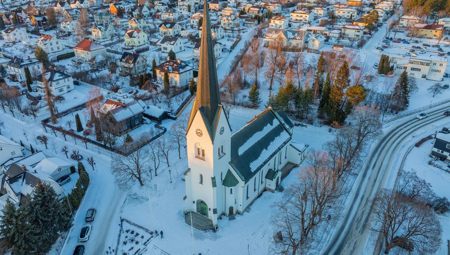 Dronebildet av Hamar domkirke vinter.