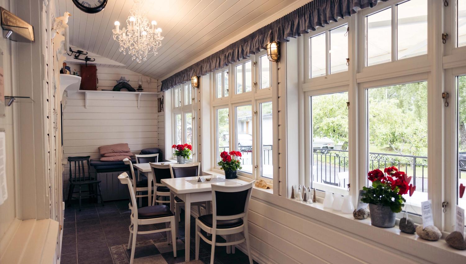A couple of tables and chairs by the entrance to the bakery.