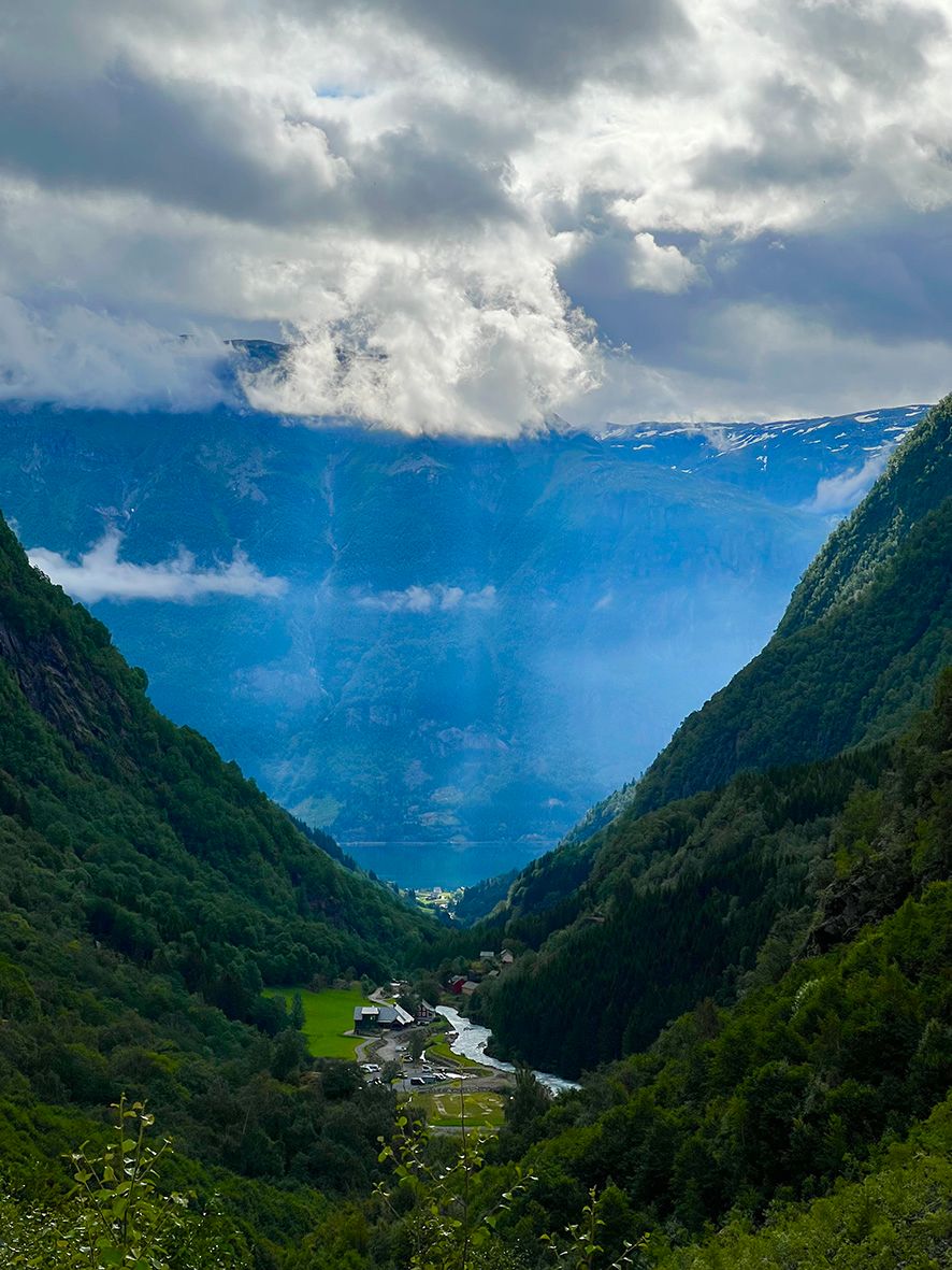 Dramatiske dal- og fjordomgjevnader på stien mot Buarbreen i Hardanger.