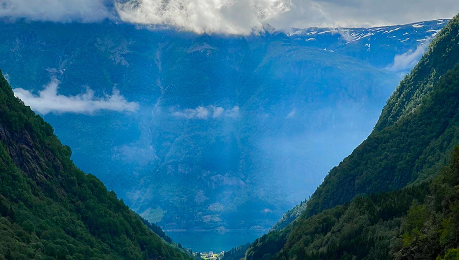 Dramatiske dal- og fjordomgjevnader på stien mot Buarbreen i Hardanger.