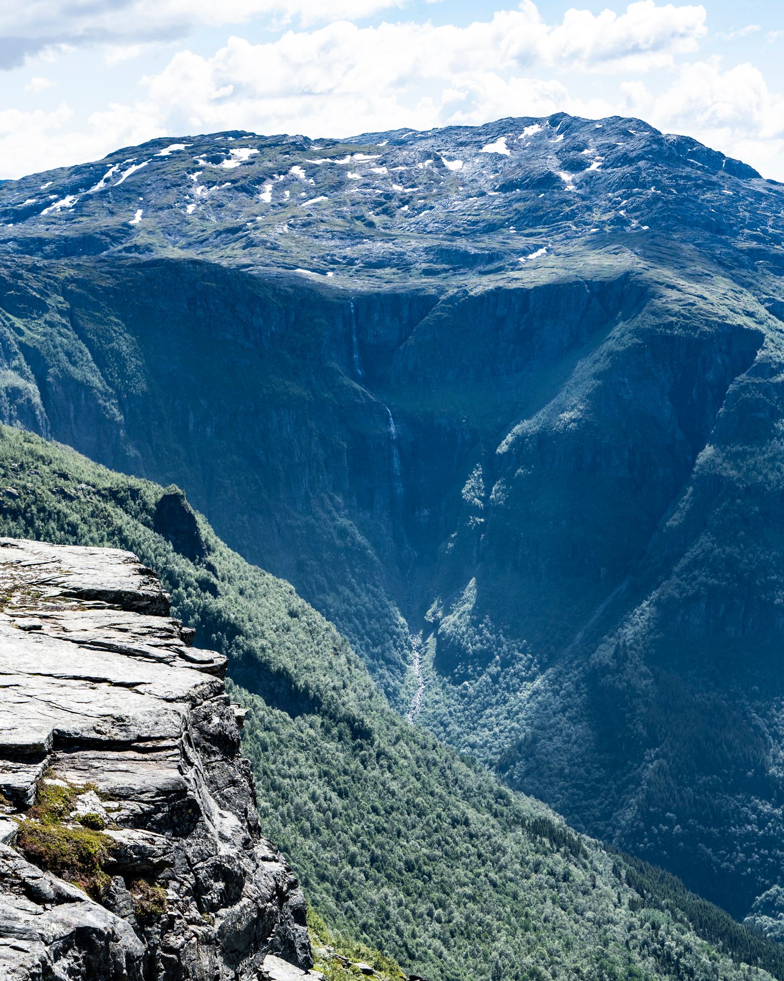 Utsikt mot ein stor dal med fossefall sett frå Dronningstien.