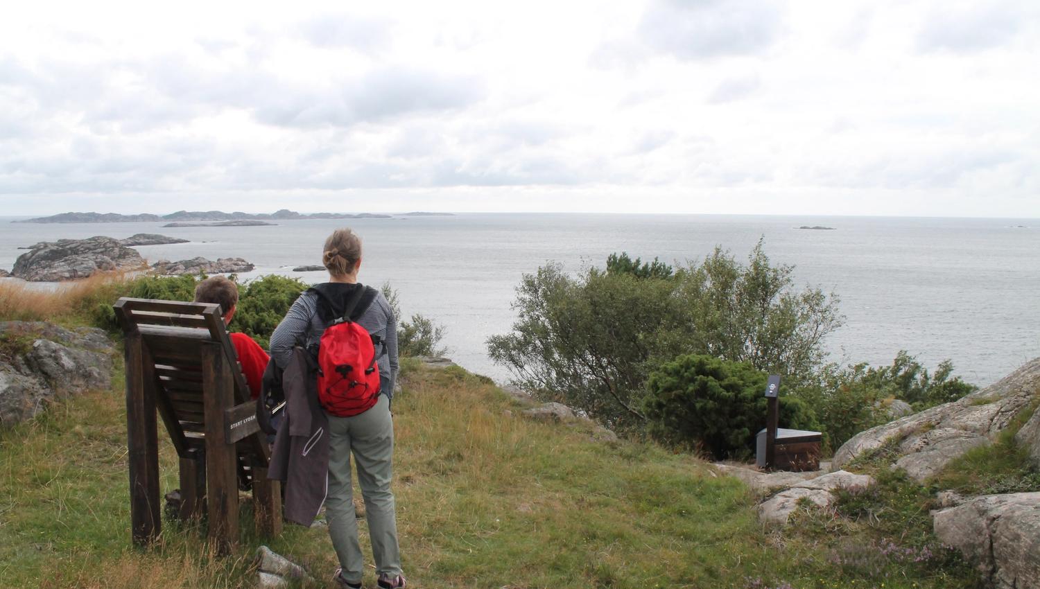 Lysløypa på Spangereid, 2 stykker som ser utover havet