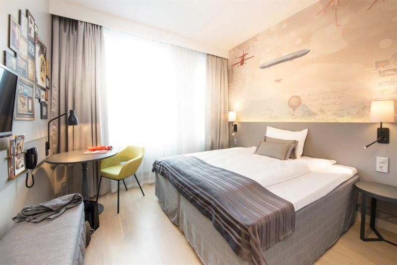Double room with TV and desk
