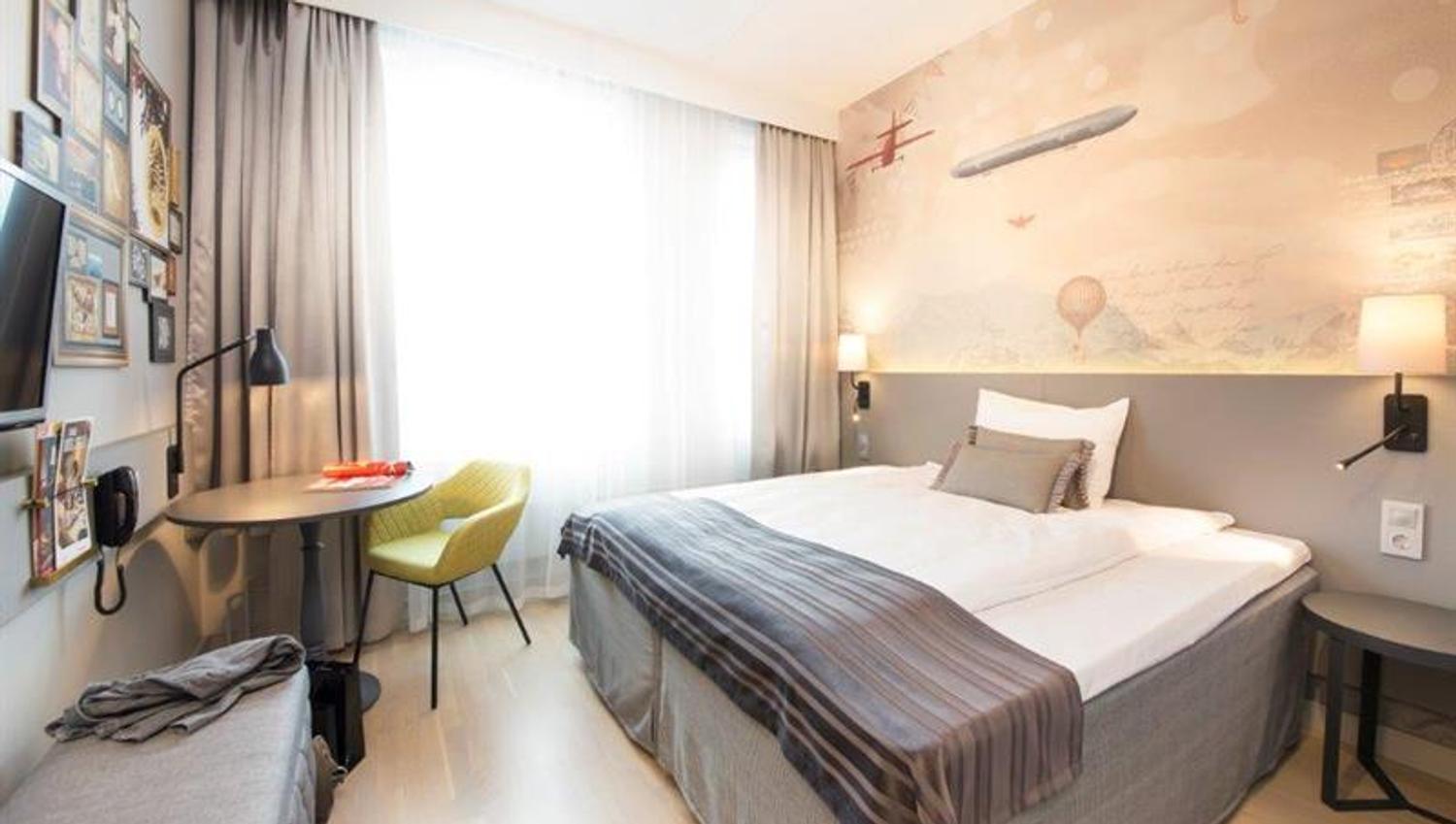 Double room with TV and desk