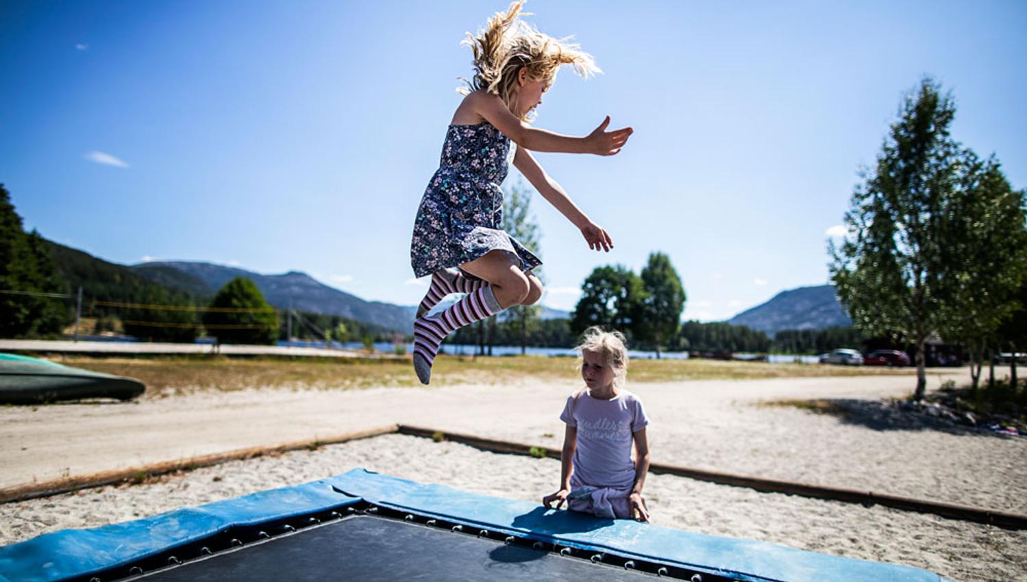 children jump on the trampoline at Straand Sommerland in Vrådal