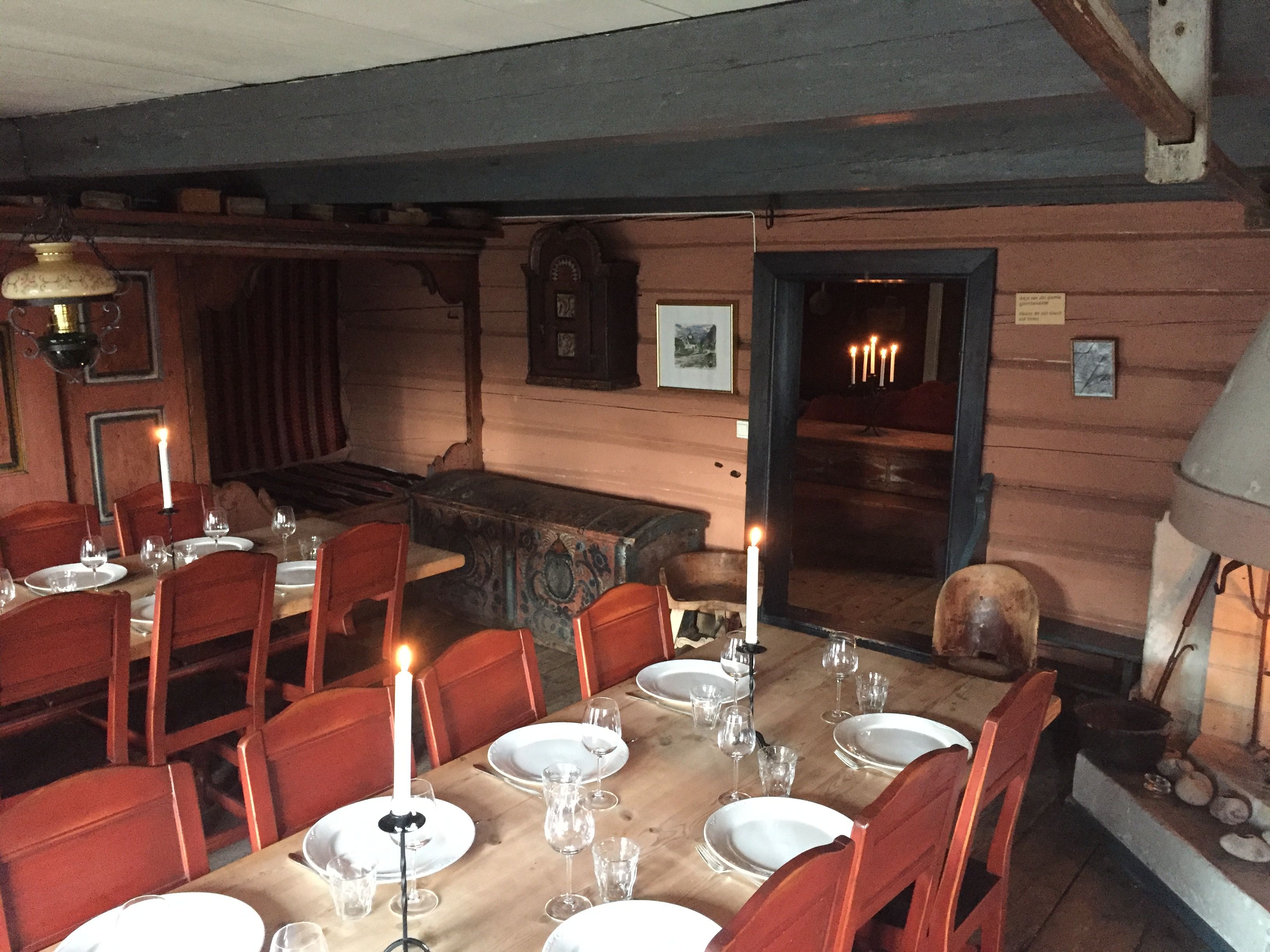 To spisebord i ett av rommene