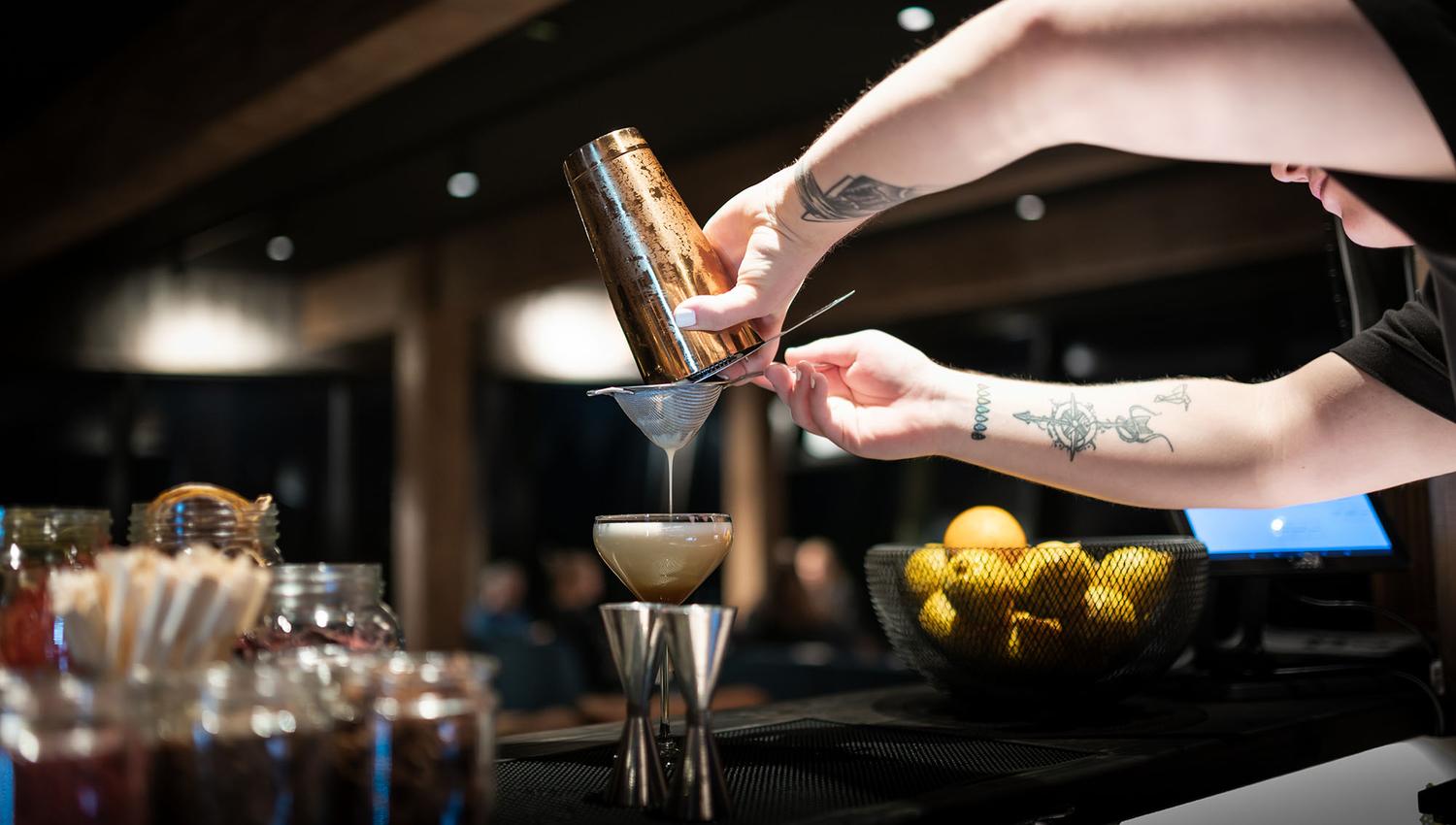 Loftet Skybar på Øyna - mixing av cocktail
