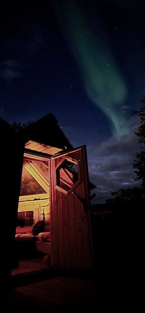 Åpen hytte med nordlys