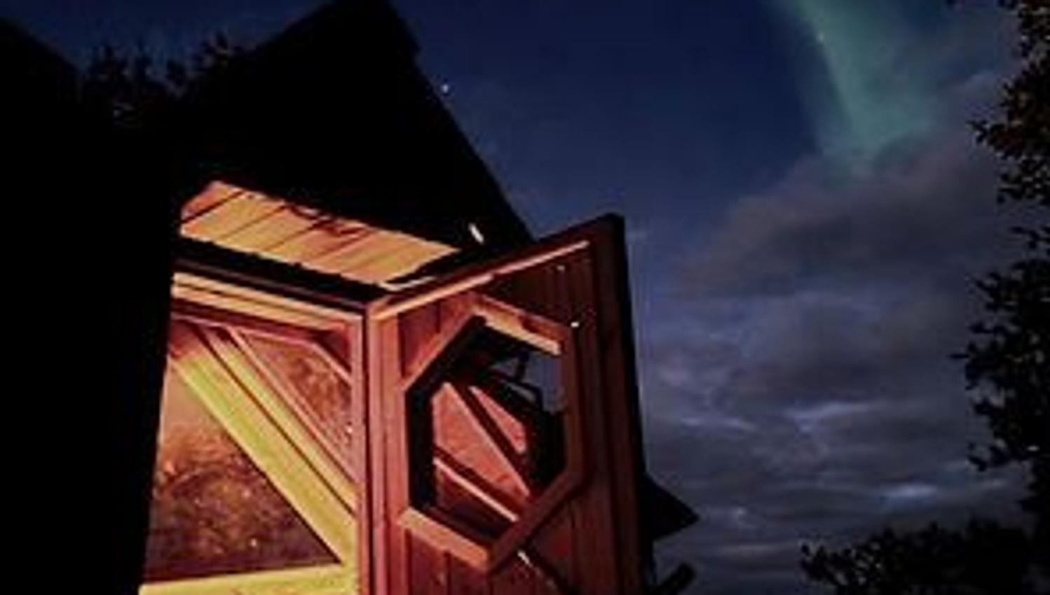 Åpen hytte med nordlys