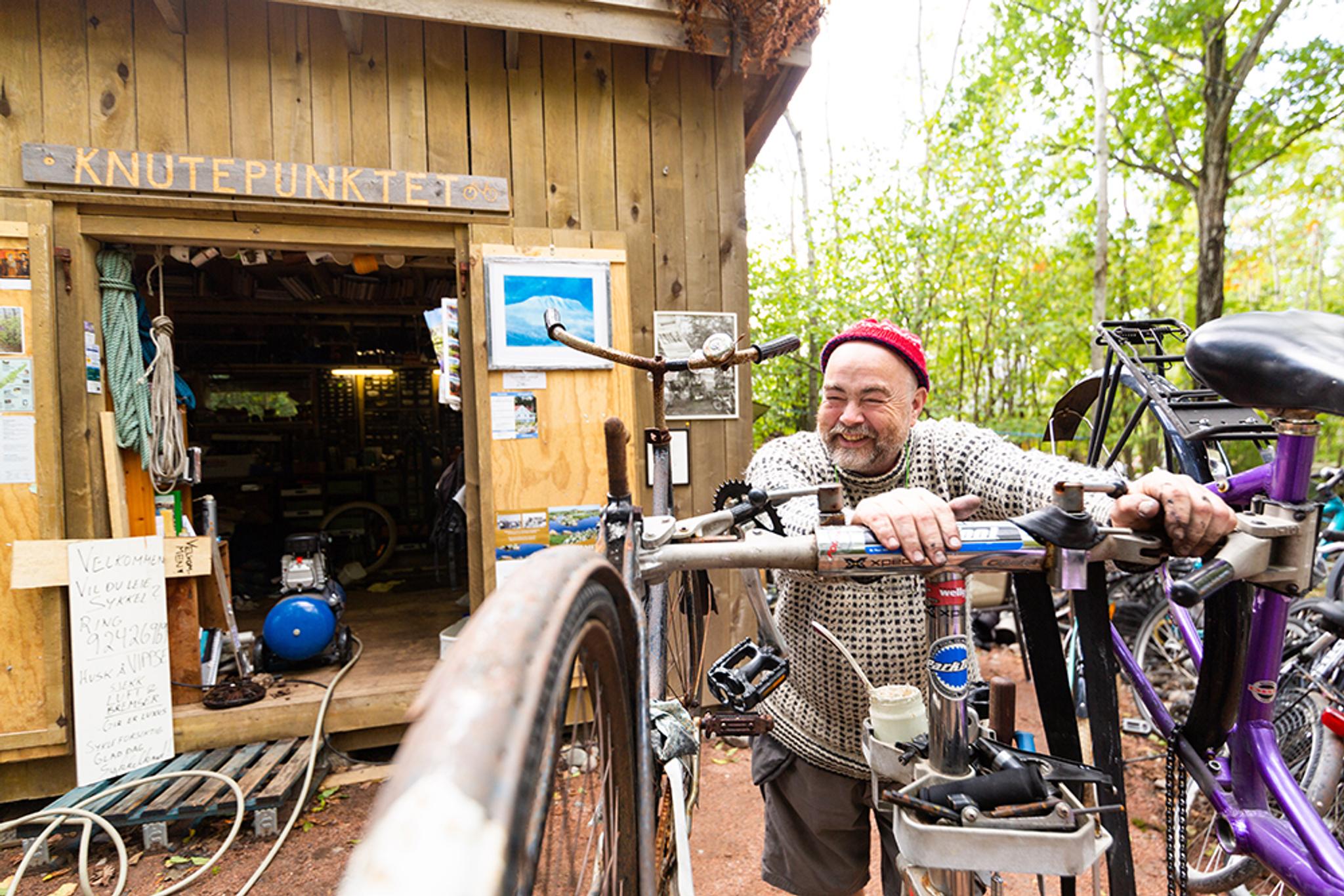 "Sykkelknut" is repairing bicycles 
