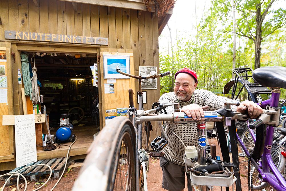 "Sykkelknut" is repairing bicycles