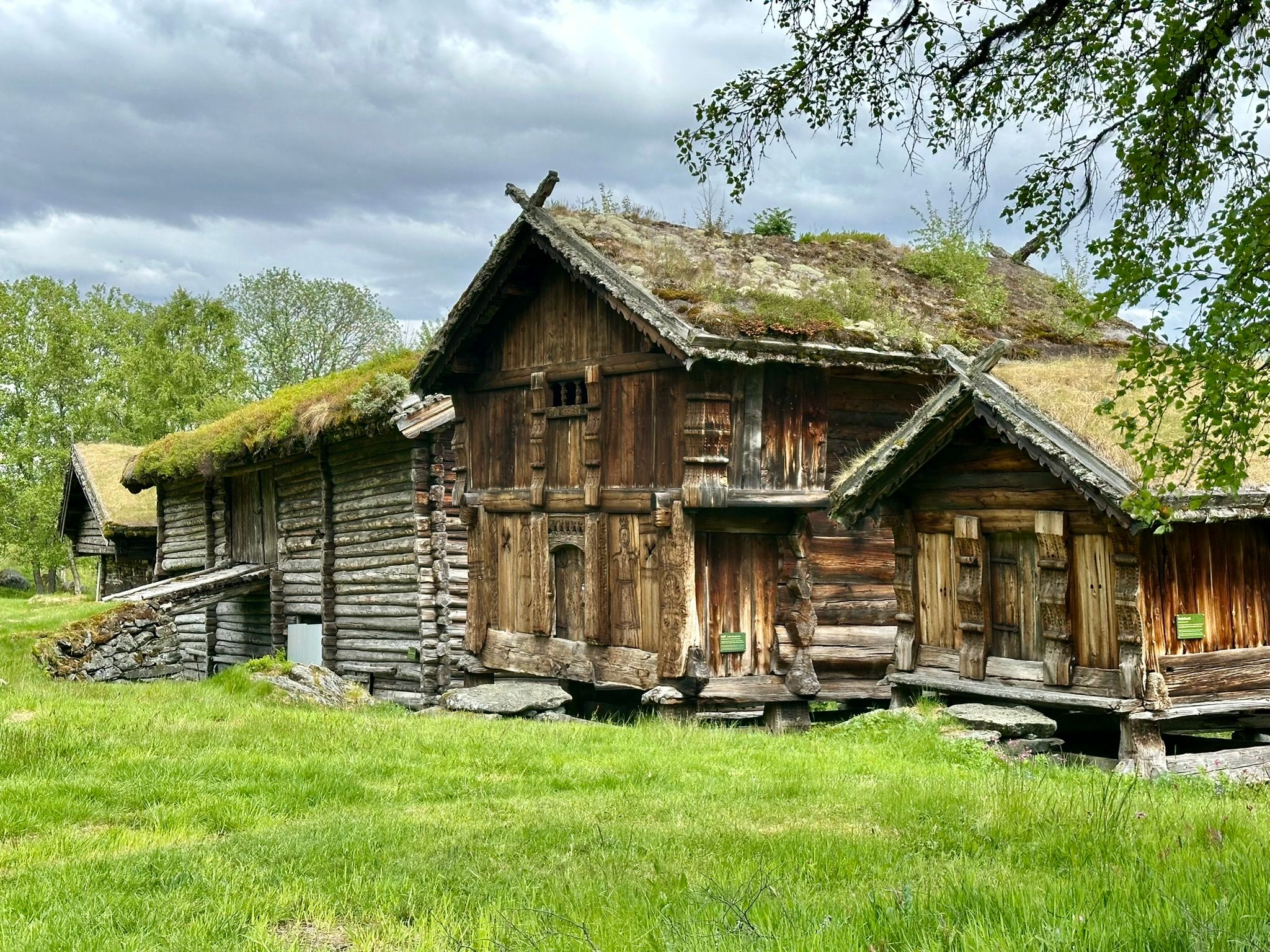 Gamle hus, fjos, loft og bur på Grimdalstunet